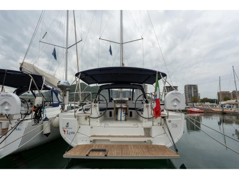 Bénéteau Oceanis 40.1 charter bareboat eller skeppad i Salerno