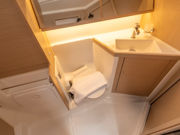 Bénéteau Oceanis 40.1 charter bareboat eller skeppad i Salerno