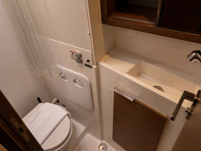 Lagoon Lagoon 40 charter bareboat eller skeppad i Salerno