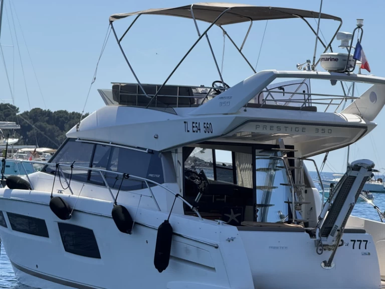 Jeanneau Prestige 350 Fly charter bareboat eller skeppad i Antibes