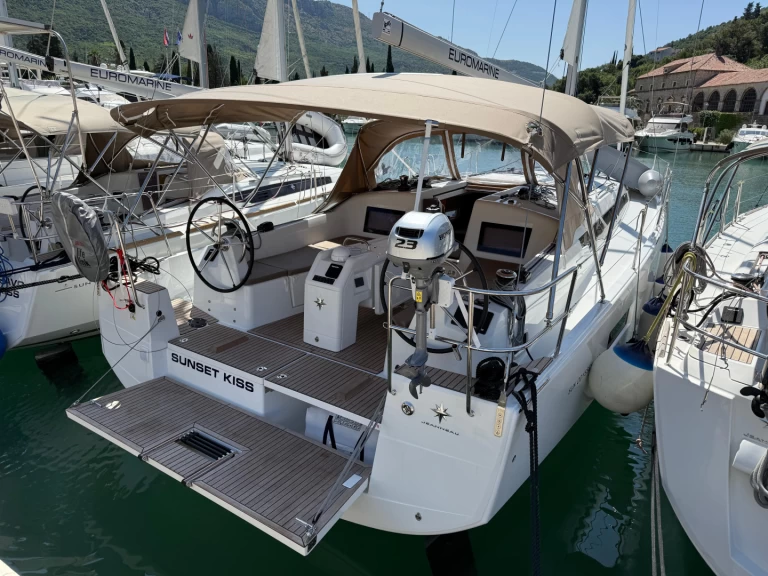 Jeanneau Sun Odyssey 410 charter bareboat eller skeppad i Komolac