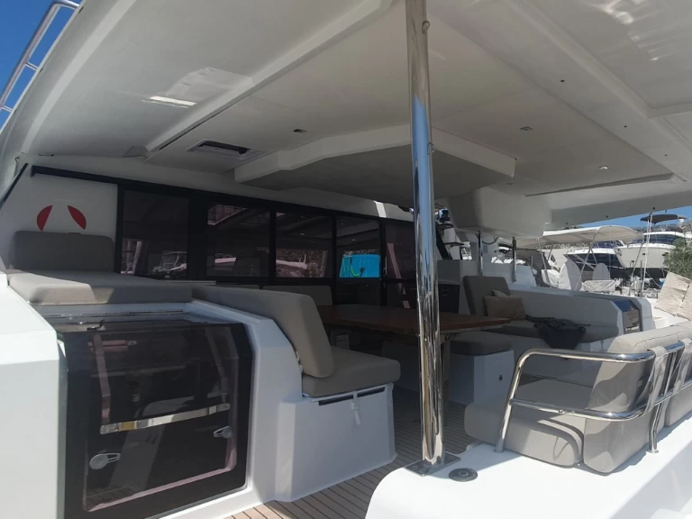 Fountaine Pajot Aura 51 charter bareboat eller skeppad i Donji Seget