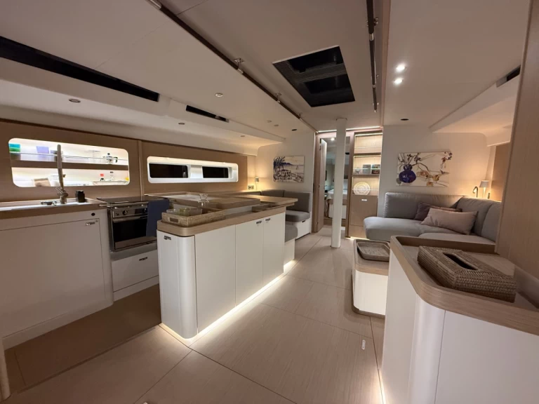 Bénéteau First 53 charter bareboat eller skeppad i Cugnana Verde
