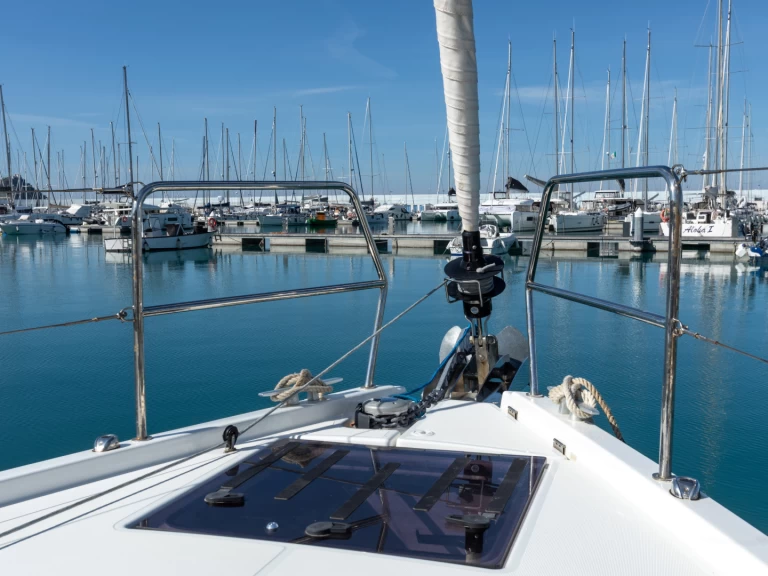 Jeanneau Sun Odyssey 440 charter bareboat eller skeppad i Capo d'Orlando