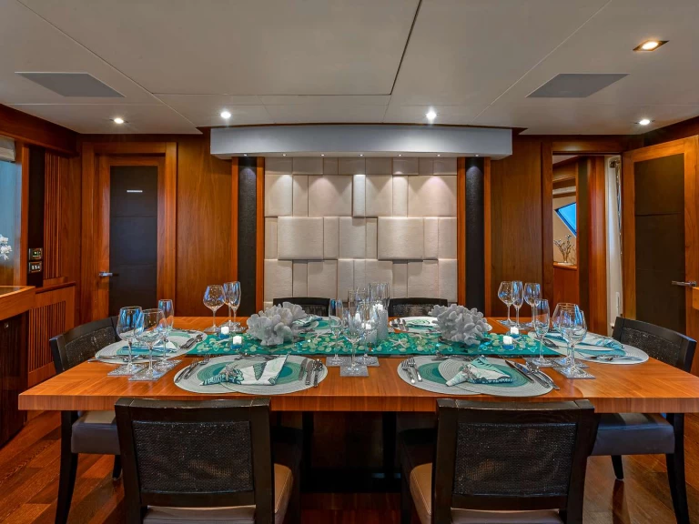 Sunseeker EMRYS charter bareboat eller skeppad i Bahamas 