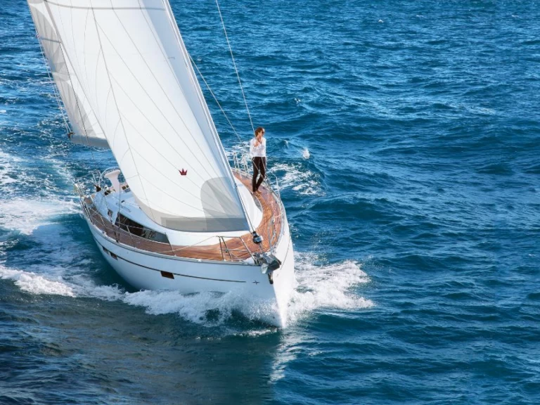 Bavaria Cruiser 46 charter bareboat eller skeppad i Alimos