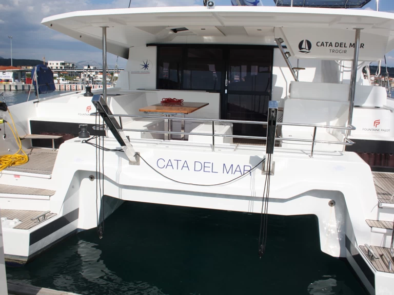 Katamaran  för uthyrning Donji Seget till det bästa priset 