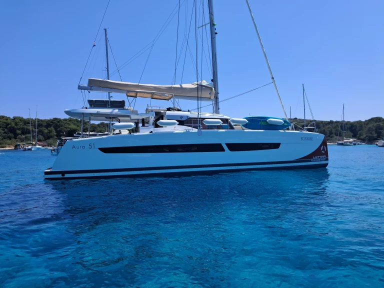 Hyr en Fountaine Pajot Aura 51 Donji Seget 