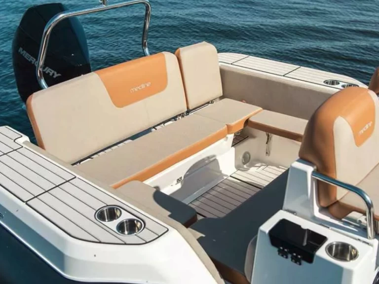 Zodiac ZODIAC MEDLINE 7.5 charter bareboat eller skeppad i La Rochelle