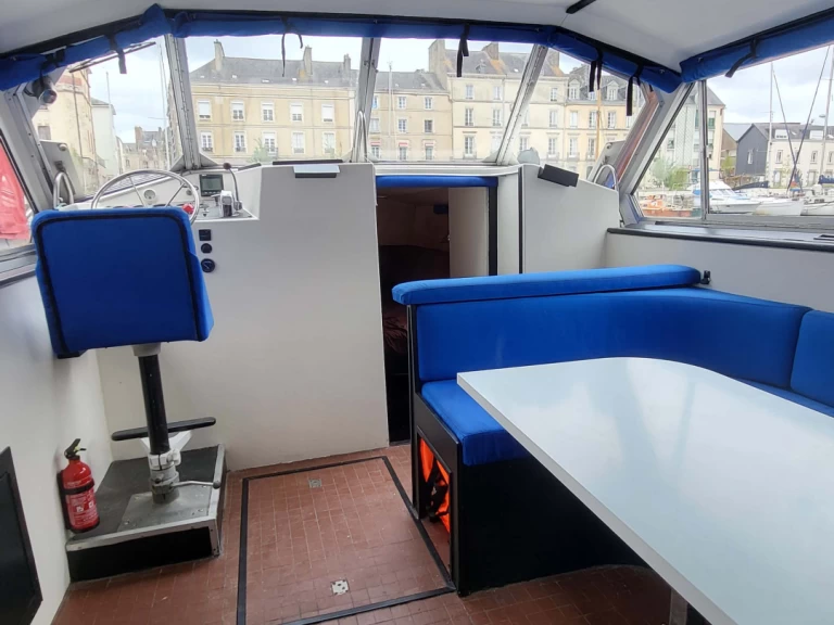 Porter and Haylett CONNOISSEUR 1135 charter bareboat eller skeppad i Redon