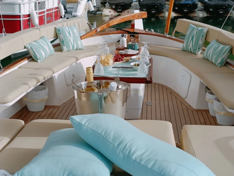 Medvolt Marine MedVolt M7 charter bareboat eller skeppad i Portals Nous