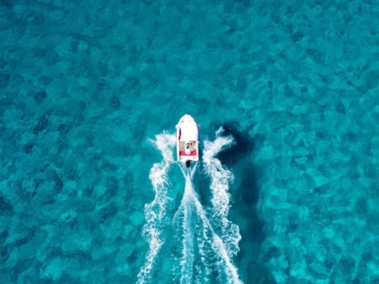 Compass 135 charter bareboat eller skeppad i Cala'n Porter