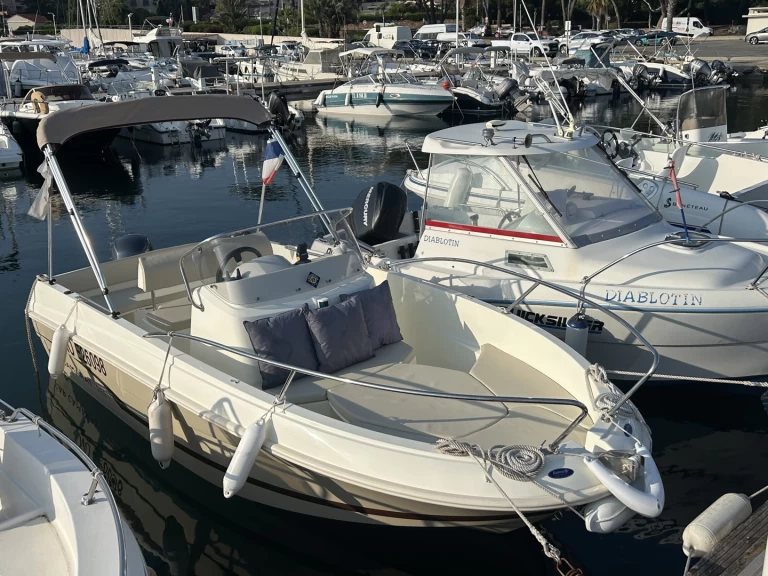 Hyra Motorbåt  med eller utan skeppare Jeanneau Saint Raphael 