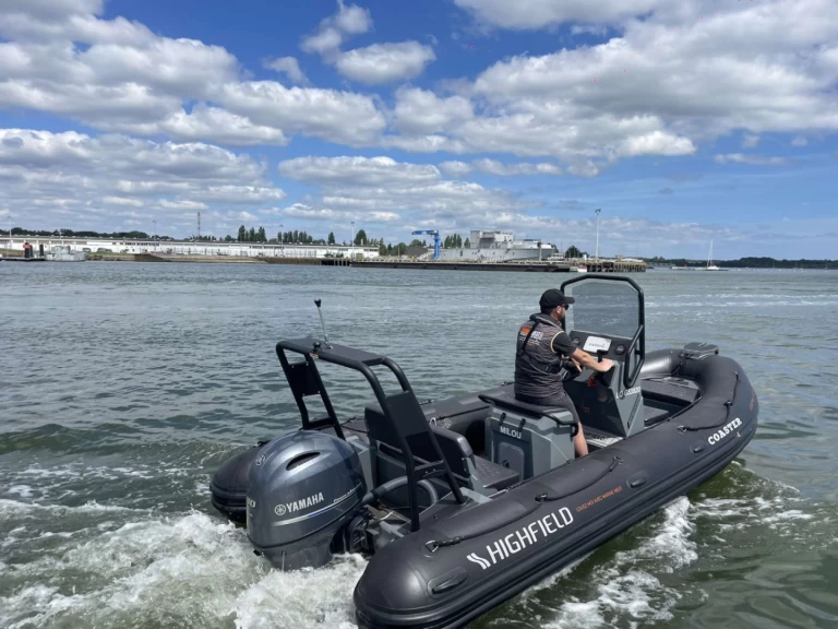 Uthyrning RIB Highfield med en båtlicens 