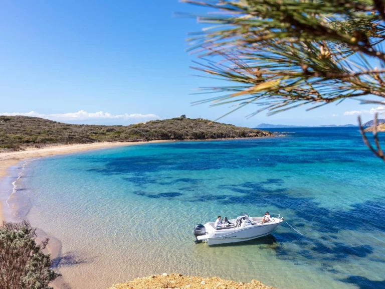 Uthyrning Motorbåt  Jeanneau med en båtlicens 