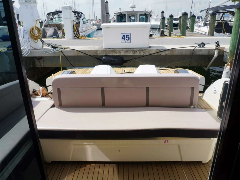 Yacht charter Golfe-Juan billig Leader 36