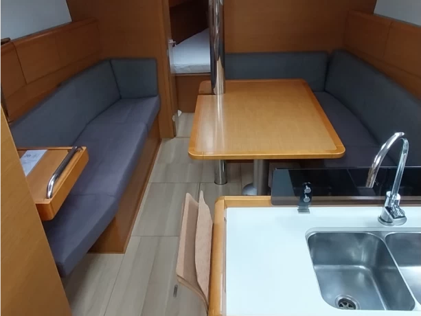 Uthyrning Segelbåt  Jeanneau med en båtlicens 