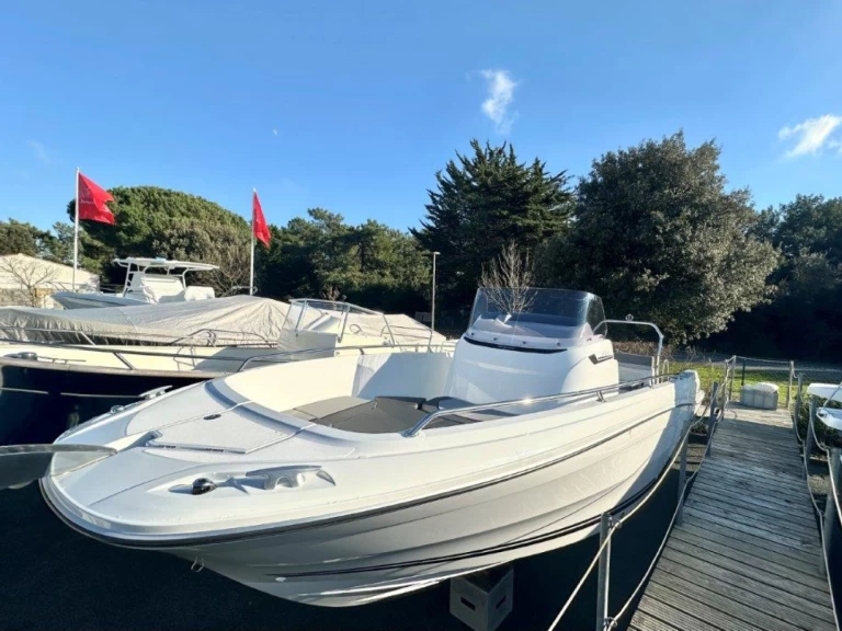 Uthyrning Motorbåt  Jeanneau med en båtlicens 