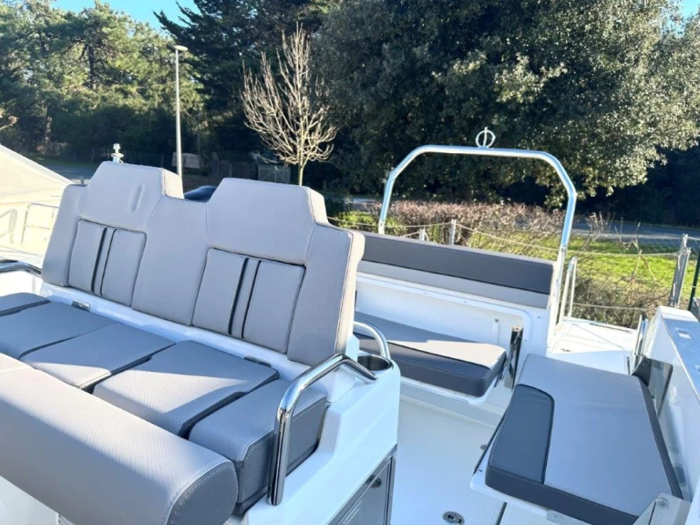 Jeanneau Cap Camarat 7.5 CC charter bareboat eller skeppad i La Flotte