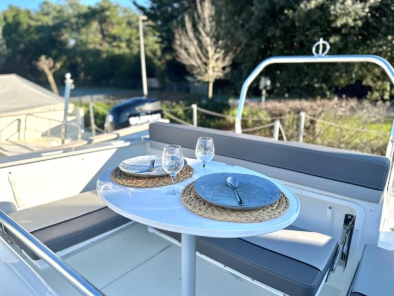 Uthyrning La Flotte - Jeanneau Cap Camarat 7.5 CC av Samboat 