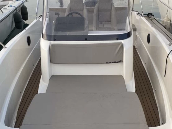 Uthyrning Motorbåt  Quicksilver med en båtlicens 