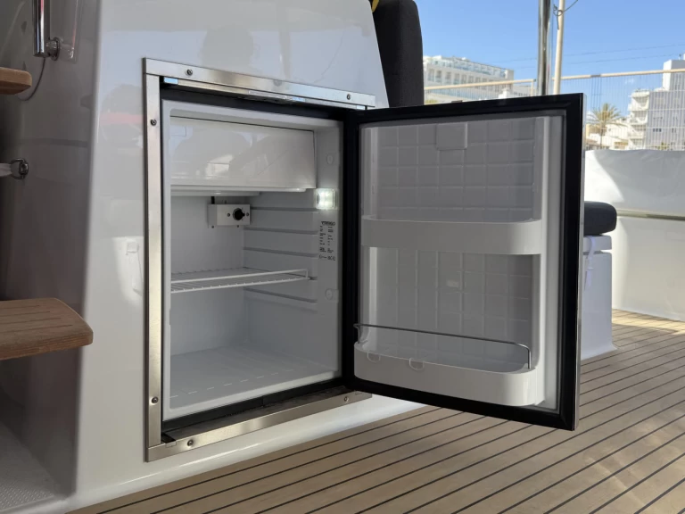 Fountaine Pajot Elba 45 charter bareboat eller skeppad i Can Pastilla