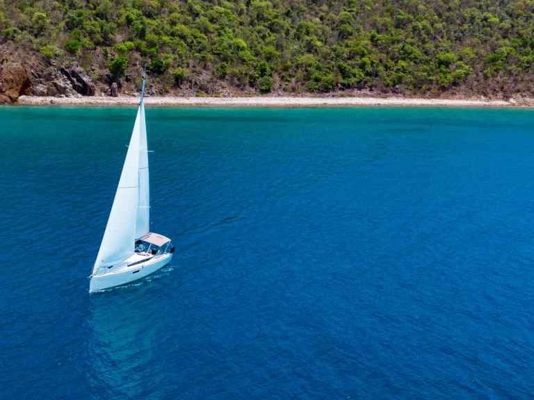 Jeanneau Sun Odyssey 349 charter bareboat eller skeppad i Road Town