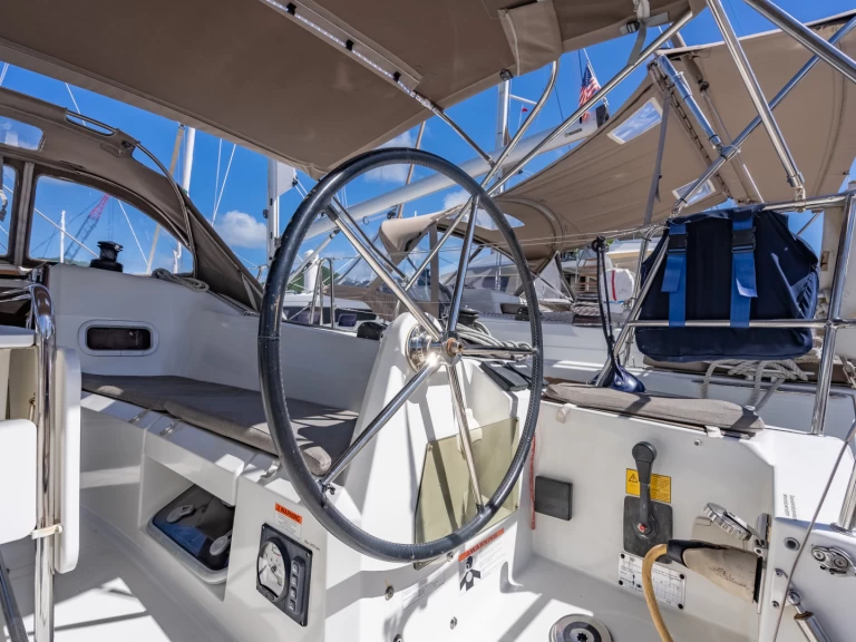 Jeanneau Sun Odyssey 349 charter bareboat eller skeppad i Road Town