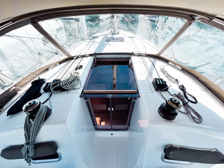 Jeanneau Sun Odyssey 380 charter bareboat eller skeppad i Road Town