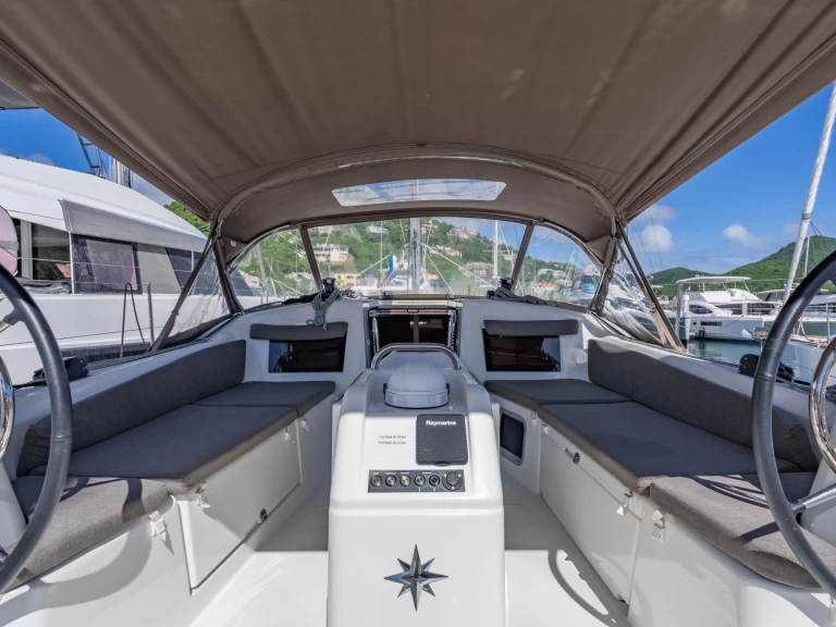 Uthyrning Segelbåt  Jeanneau med en båtlicens 