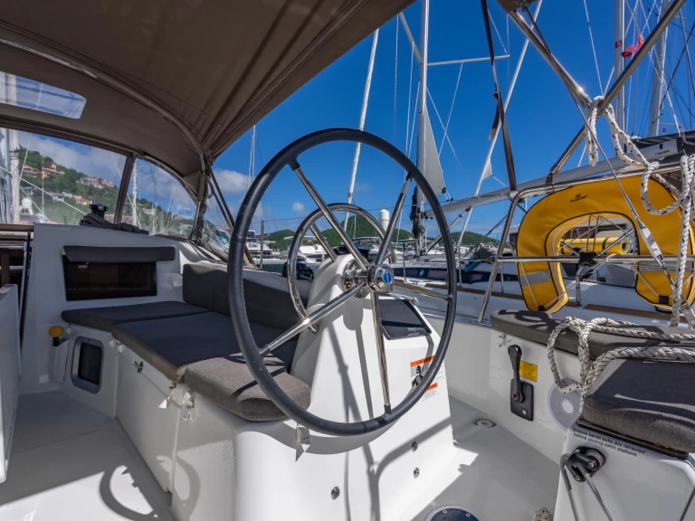 Jeanneau Sun Odyssey 410 charter bareboat eller skeppad i Road Town