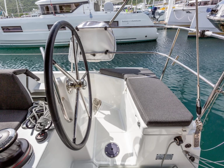 Jeanneau Sun Odyssey 490 charter bareboat eller skeppad i Road Town