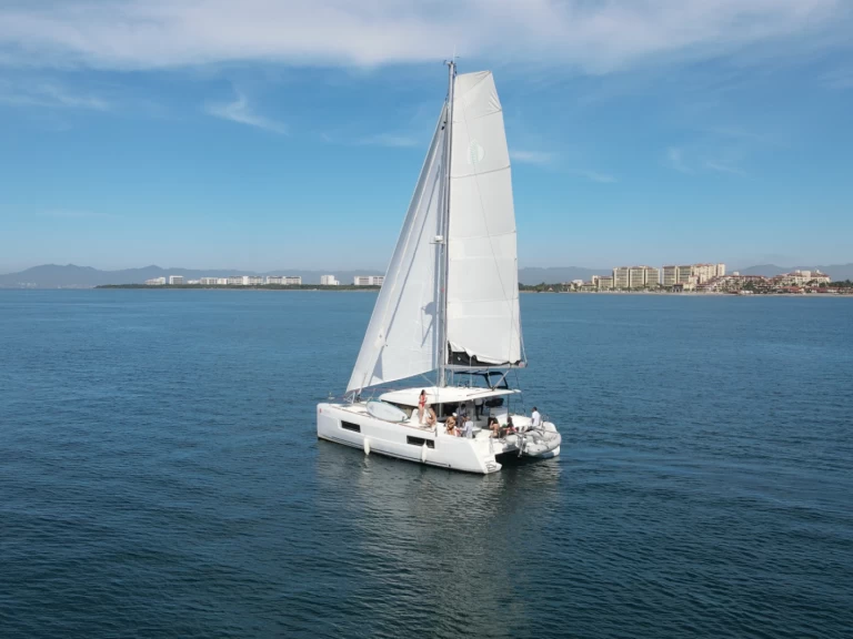 Lagoon Lagoon 40 charter bareboat eller skeppad i Marina Vallarta