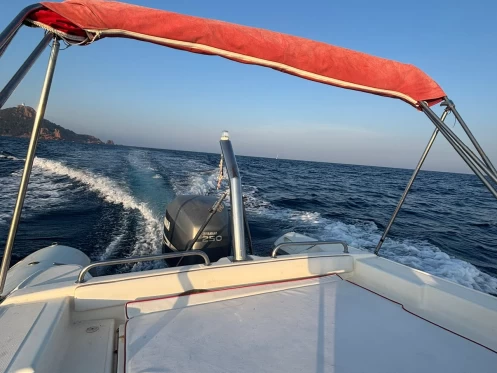 Uthyrning RIB Nuova Jolly med en båtlicens 