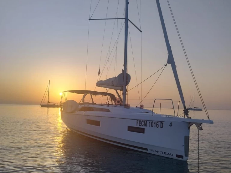 Hyr en Bénéteau Oceanis 37.1 Villasimius 