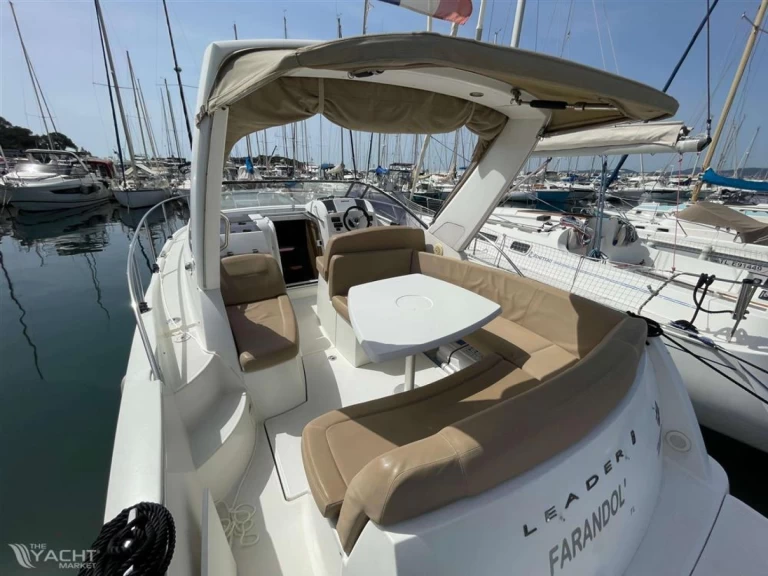 Uthyrning Motorbåt  Jeanneau med en båtlicens 