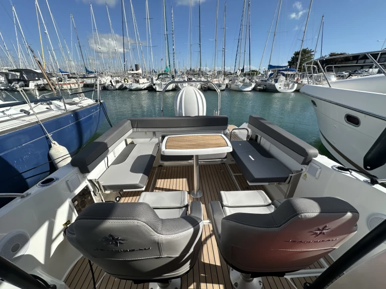 Jeanneau Cap camarat 7.5 wa série 3 charter bareboat eller skeppad i La Rochelle