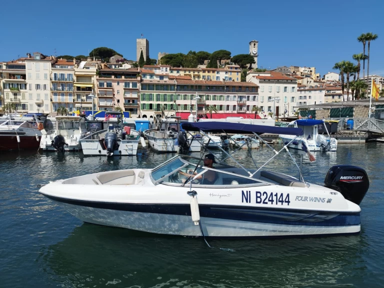 Uthyrning Motorbåt  Four Winns med en båtlicens 