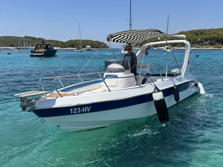 Hyr en Speeder 680 Open Hvar 