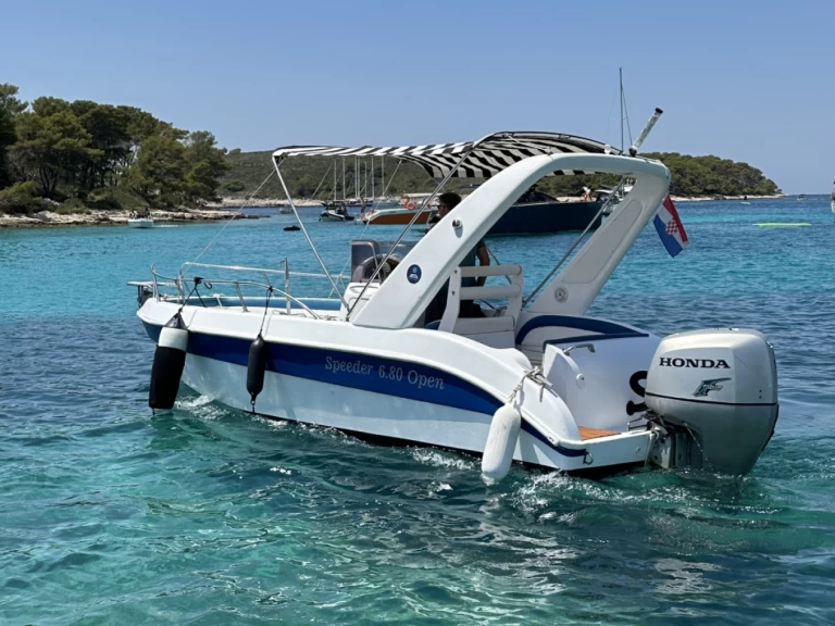 Yacht charter Hvar billig 680 Open