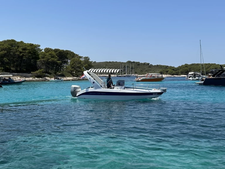 Uthyrning Motorbåt  i Hvar - Speeder 680 Open
