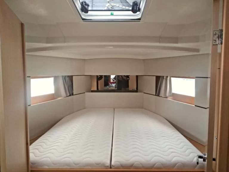 Bénéteau Oceanis 38.1 charter bareboat eller skeppad i Castiglioncello