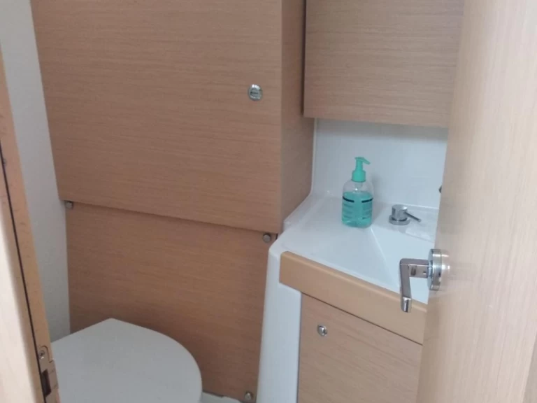 Bénéteau Oceanis 38.1 charter bareboat eller skeppad i Bocca di Magra