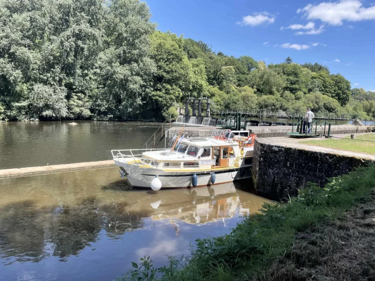 Pedro 1020 charter bareboat eller skeppad i Saint-Nicolas des Eaux