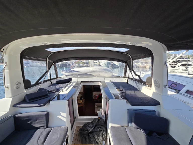 Bénéteau Oceanis 55 charter bareboat eller skeppad i Donji Seget