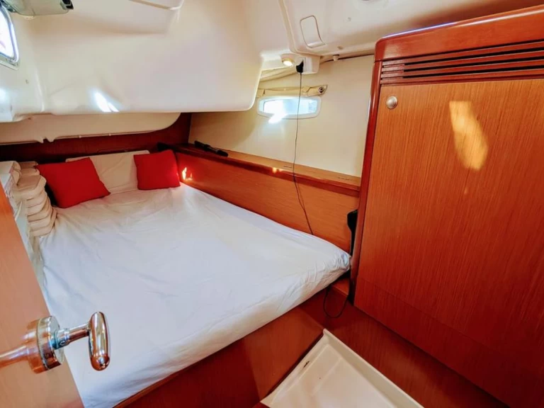 Bénéteau Oceanis 40 charter bareboat eller skeppad i Puerto Altea