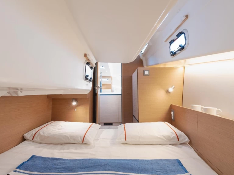 Hyr en Jeanneau Sun Odyssey 350 Hyeres 