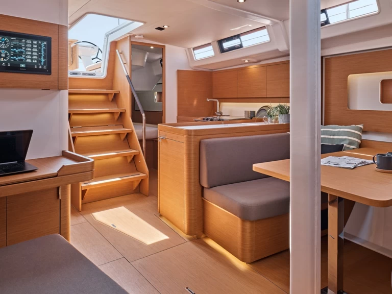 Bénéteau First 44 charter bareboat eller skeppad i Lavrio