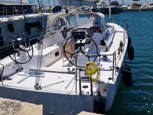 Bénéteau First 36 charter bareboat eller skeppad i Piraeus