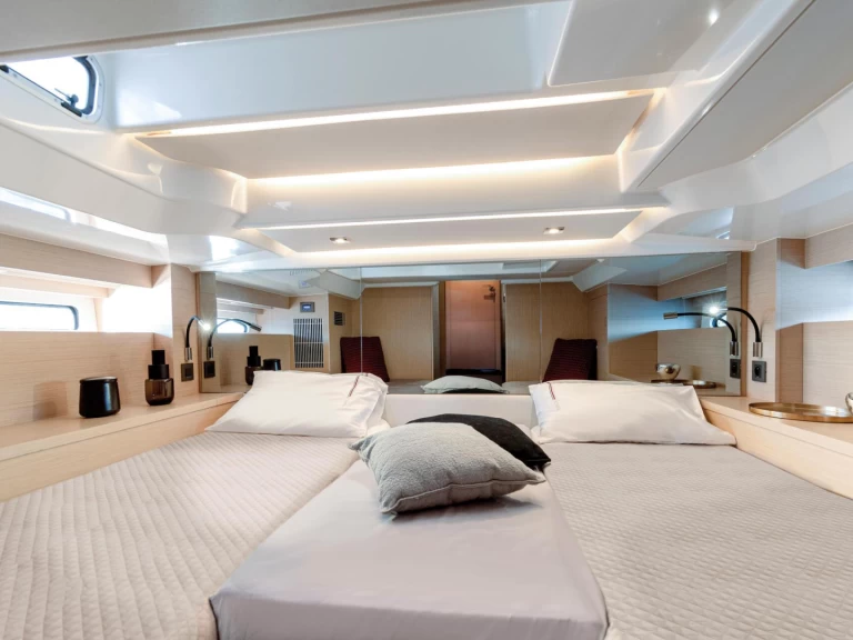 Jeanneau DB 37 charter bareboat eller skeppad i Hyeres